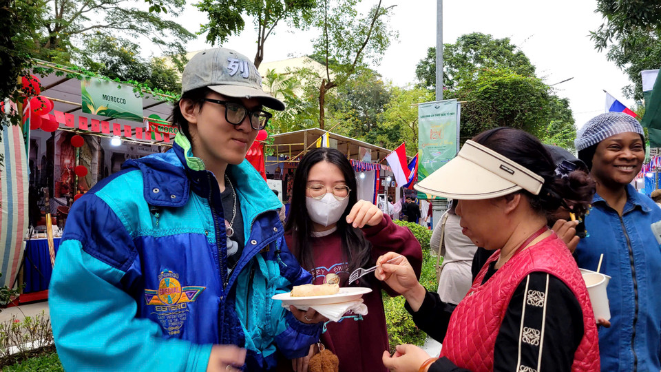 Thực khách thích thú khám phá các món ăn tại Liên hoan Ẩm thực Quốc tế năm 2024, diễn ra từ ngày 7-8/12 tại Khu Ngoại giao đoàn, số 298 Kim Mã, Vạn Phúc, Ba Đình, Hà Nội. (Ảnh: Minh Anh/Vietnam+)