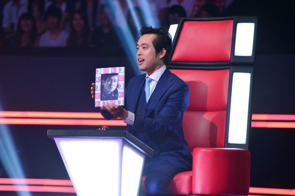 Huấn luyện viên Dương Khắc Linh bất ngờ đưa khung ảnh có hình nhạc sỹ Hồ Hoài Anh ra làm quà tặng thí sinh. (Ảnh BTC)