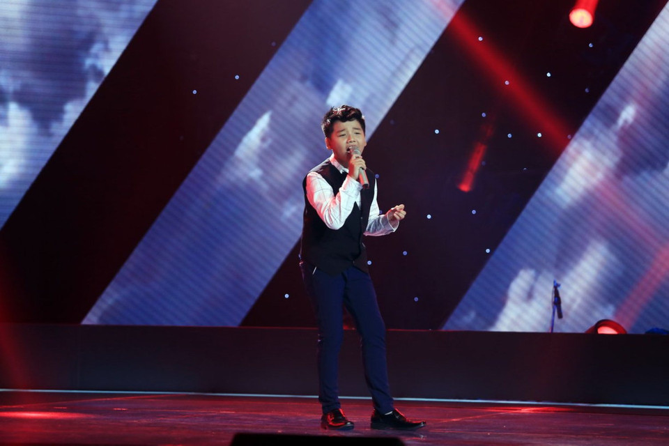 Bùi Đức Mạnh mở đầu đêm thi với phần trình diễn ‘Lời ru Âu Lạc’ khá ấn tượng. Cậu bé đã thể hiện được giọng ca đầy nội lực và phong cách trình diễn tự tin. (Ảnh: BTC)