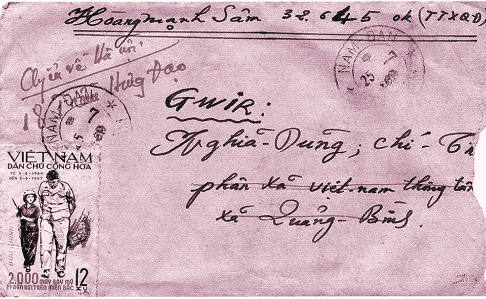 Phong thư thời chiến vẫn còn nguyên dấu tem Việt Nam Dân chủ Cộng hòa. (Ảnh: NVCC)