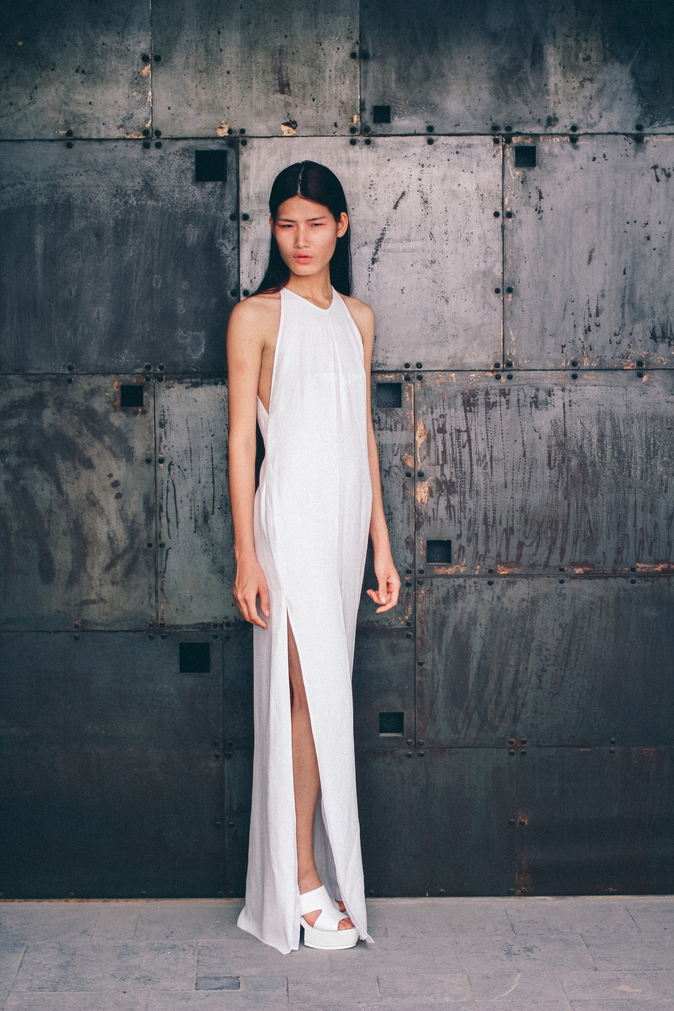 Những đường cắt cách điệu cũng là một điểm nhấn thú vị ở những chiếc váy thuộc bộ sưu tập ‘New Age Travelers.’ (Ảnh: BTC)