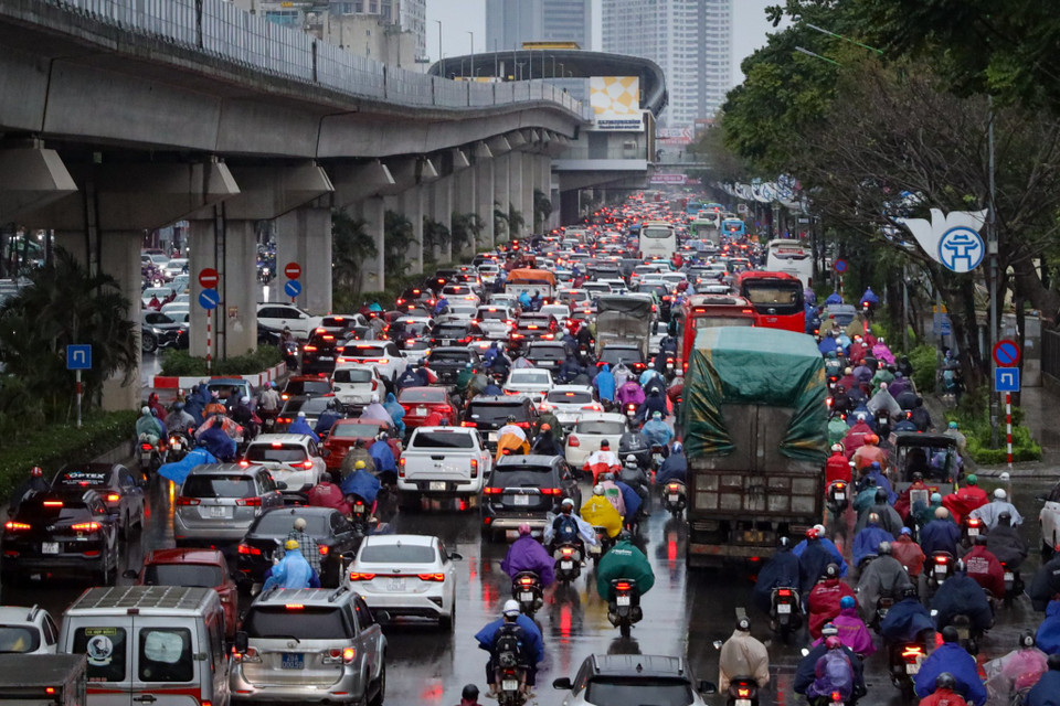 Khu vực lối lên cầu vượt Ngã Tư Sở ách tắc. (Ảnh: Hoài Nam/Vietnam+)