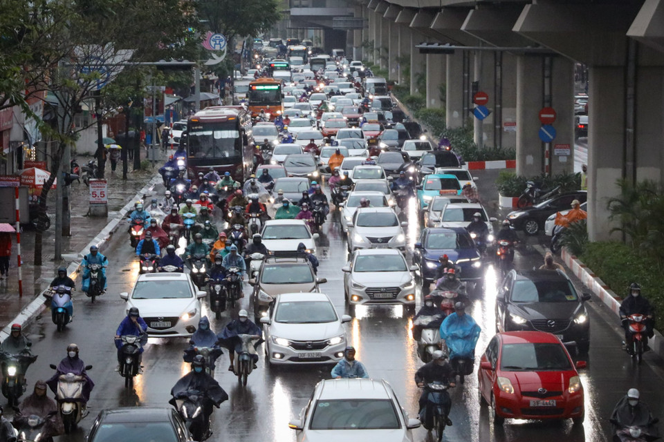 Ghi nhận tắc đường do lưu lượng giao thông lớn trên đường Nguyễn Trãi đầu giờ sáng. (Ảnh: Hoài Nam/Vietnam+)