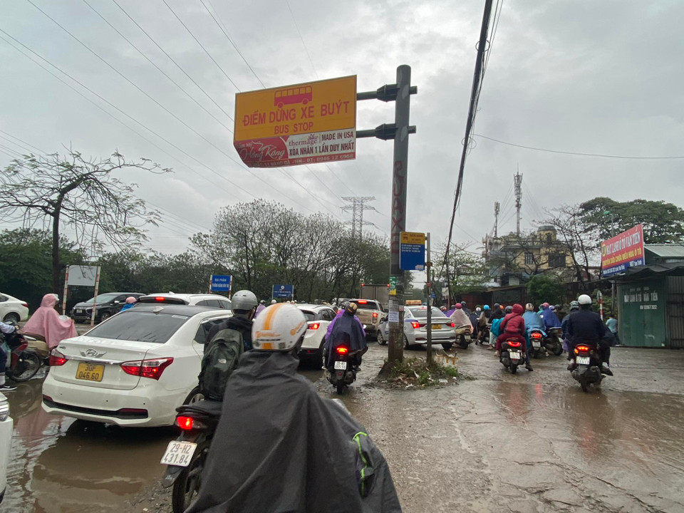 Đường Tam Trinh (quận Hoàng Mai) ùn ứ nghiêm trọng, nhiều người dân phải phóng xe lên vỉa hè để tìm lối đi. (Ảnh: PV/Vietnam+)