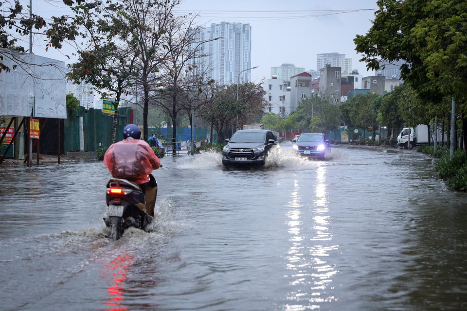 Một số tuyến phố ngập vì mưa, ghi nhận tại đường Tân Triều mới. (Ảnh: Hoài Nam/Vietnam+)