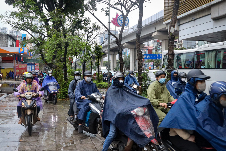 Trời mưa có thể khiến hiện tượng tắc đường tiếp diễn trong giờ tan tầm buổi chiều, người dân nên có kế hoạch di chuyển phù hợp. (Ảnh: Hoài Nam/Vietnam+)