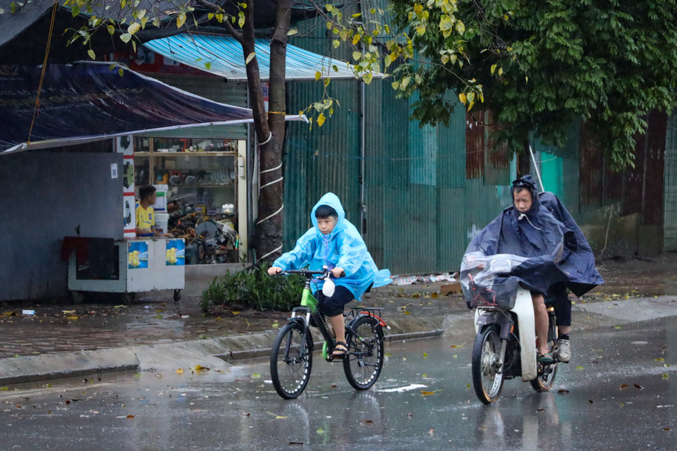 Lượng mưa có thể giảm dần trong chiều, nhiệt độ được dự báo duy trì mức 18 độ C. (Ảnh: Hoài Nam/Vietnam+)