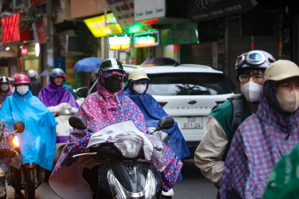 Nhiệt độ sáng dao động trong khoảng từ 20-21 độ C, tuy nhiên do có gió lớn và độ ẩm cao nên tạo cảm giác buốt. (Ảnh: Hoài Nam/Vietnam+)