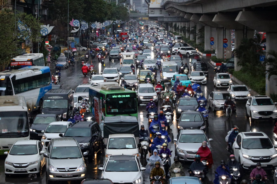 Ngày 19/3, trời Hà Nội bất ngờ có mưa lớn từ rạng sáng và gió lớn gây cảm giác rét buốt. (Ảnh: Hoài Nam/Vietnam+)