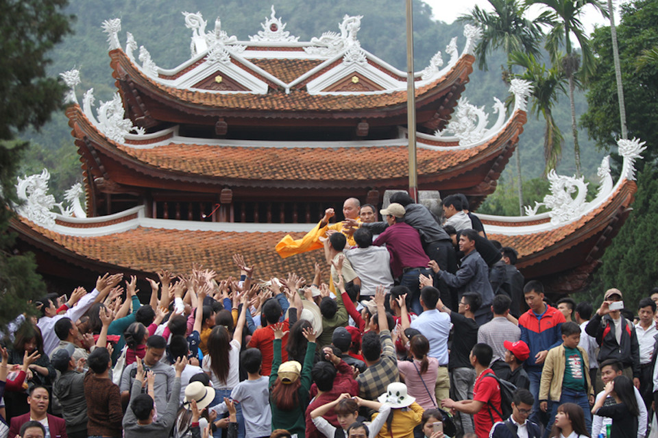 Tác giả Phạm Văn Hùng đã ghi lại cảnh 'Chen lấn xô đẩy tranh cướp lộc tại lễ hội Chùa Hương.' (Nguồn ảnh: BTC)