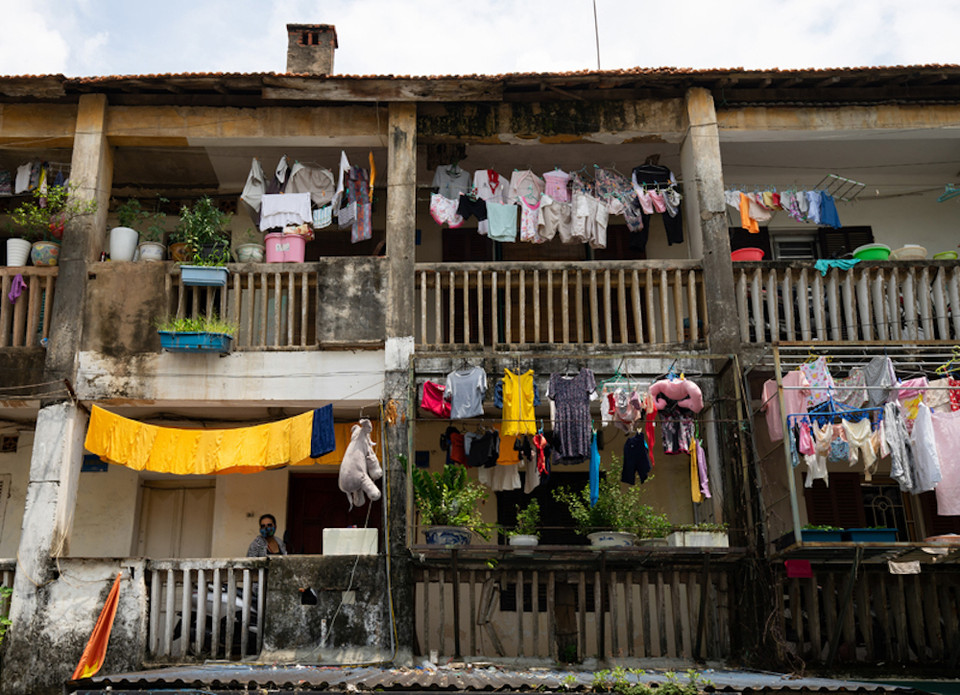 Tác giả Nguyễn Phúc Thành nhìn về 'Góc chung cư ngói cũ - Hà Đông.' (Nguồn ảnh: BTC)