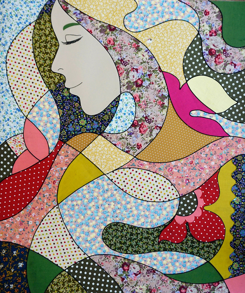 Cô không phụ thuộc vào mẫu hình có sẵn trên miếng vải. Thay vào đó, họa sỹ tạo hoa văn riêng trên từng khối hình, mảng màu; chắp vải, đan tết, xếp nếp thành một thứ hoa văn của riêng mình. (Ảnh: BTC)