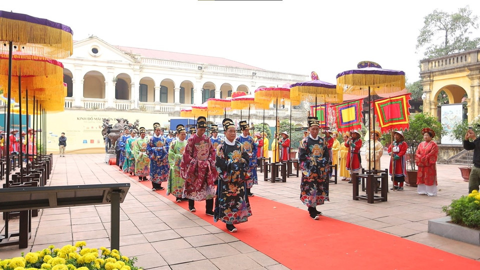 Nghe đoàn rước chuẩn bị tiến vào, các bá quan văn hành lễ trước theo quy tắc. (Ảnh: PV/Vietnam+)