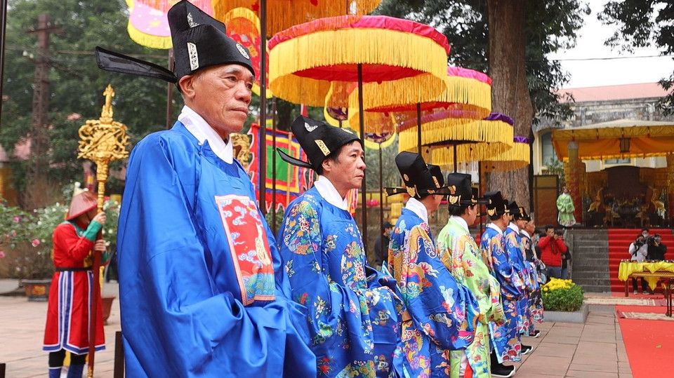 Trong điện, các quan văn, quan võ đã chờ sẵn để tâu vua. (Ảnh: PV/Vietnam+)