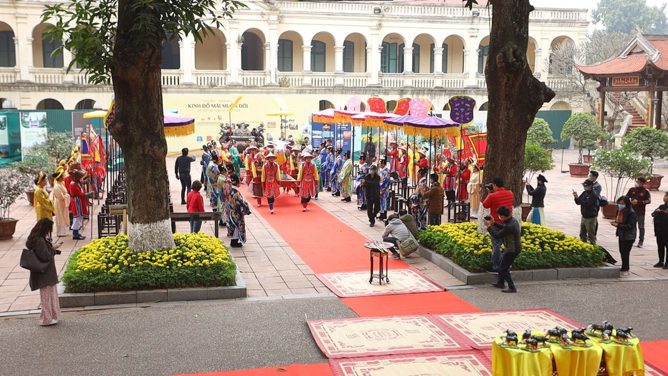 Đoàn rước trâu đất lớn tiến vào để thực hiện tiến Xuân ngưu. (Ảnh: PV/Vietnam+) 