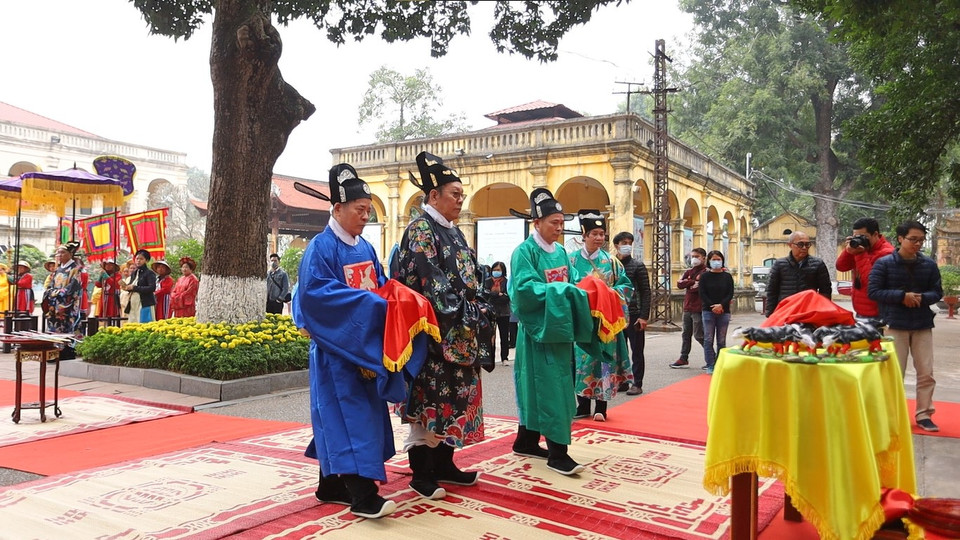 Sau đó, các quan sẽ dâng những mô hình trâu nhỏ lên cho vua ngự lãm. (Ảnh: PV/Vietnam+)