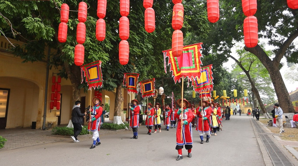 Đoàn rước trâu tiếp tục bước qua cửa Đông Quan để vào Điện Kính Thiên. Buổi tái hiện nghi lễ chính thức nằm trong chuỗi sự kiện ''Tân Sửu nghênh Xuân'' gồm các hoạt động trưng bày, thực hành nghi lễ cung đình, trải nghiệm tương tác, diễn ra từ ngày 4/2 đến 1/3/2021.(Ảnh: PV/Vietnam+)