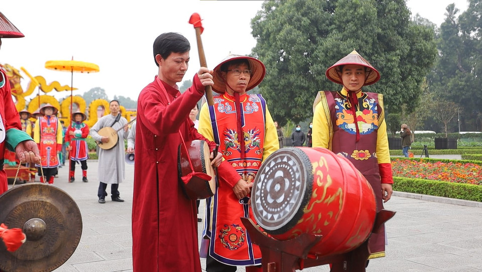 Sau khi 3 hồi, 9 tiếng trống của buổi tái hiện vang lên, đoàn rước bắt đầu rước xuân ngưu: rước mô hình trâu (khi xưa đắp bằng đất) từ cổng Đoan Môn vào trong kinh thành, tổ chức tại Điện Kính Thiên. (Ảnh: PV/Vietnam+)