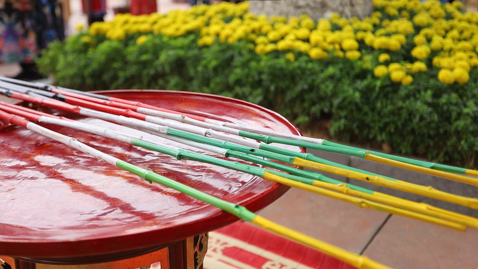 Gậy đánh trâu đất được sơn các màu đen, đỏ, trắng, xanh lục và vàng. (Ảnh: PV/Vietnam+)