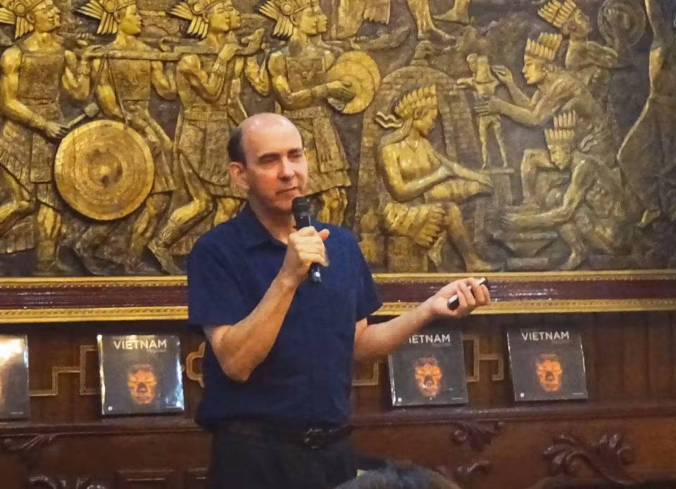 Tháng Sáu vừa qua, nhiếp ảnh gia Nicolas Cornet đã có buổi giới thiệu cuốn sách ảnh tới công chúng Thành phố Hồ Chí Minh. (Ảnh: Gia Thuận/TTXVN)