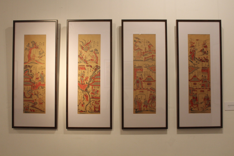 Bên cạnh câu chuyện lịch sử, triển lãm còn mang đến câu chuyện Thạch Sanh cũng xuất hiện trên bộ Tứ bình cùng tên. Nhà nghiên cứu Phan Ngọc Khuê cũng chỉ ra những bức tranh này được diễn tả theo lối phân cảnh, ước lệ và liên hoàn. (Ảnh: Minh Anh/Vietnam+)