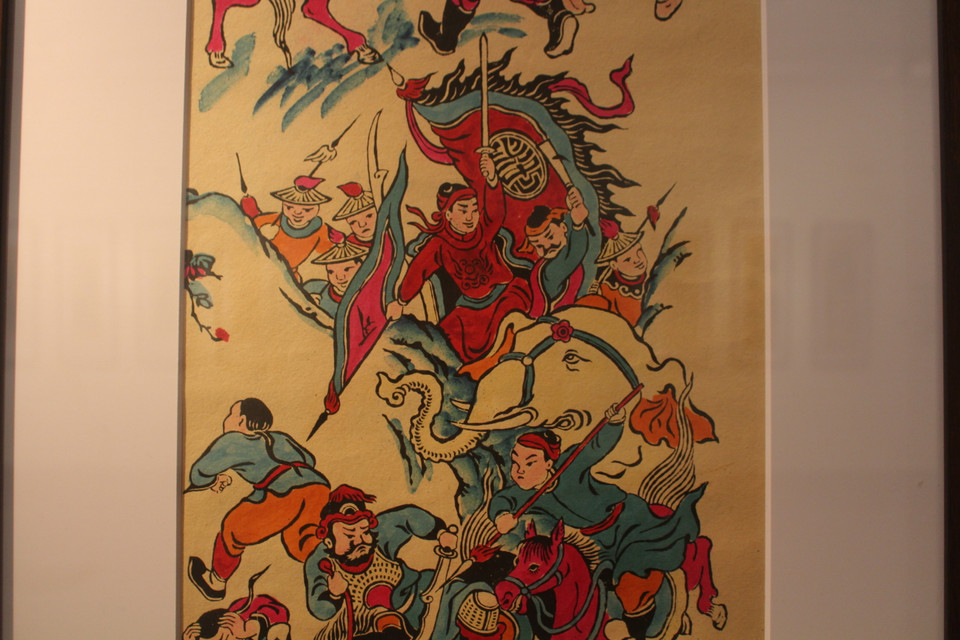 ''Quang Trung ra Bắc’’ tại triển lãm “Sắc xuân” là một trong những câu chuyện như vậy. Theo nhà nghiên cứu Phan Ngọc Khuê, tranh tứ bình đề tài lịch sử thường mô tả các anh hùng hay các sự kiện quan trọng trong truyền thuyết dân tộc. (Ảnh: Minh Anh/Vietnam+)