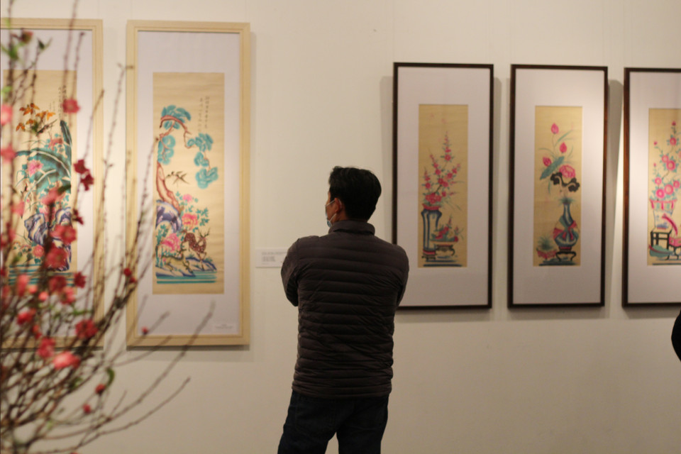 Triển lãm cũng mang đến nhiều bộ Tứ bình thú vị, mang tính thẩm mỹ, đa dạng cao cho người xem khám phá và chiêm ngưỡng. Bên cạnh là loạt tranh Tứ bình Tố nữ, Bốn mùa còn có Tứ bình Bát tiên, Ngũ tiên, Tứ dân... (Ảnh: Minh Anh/Vietnam+)