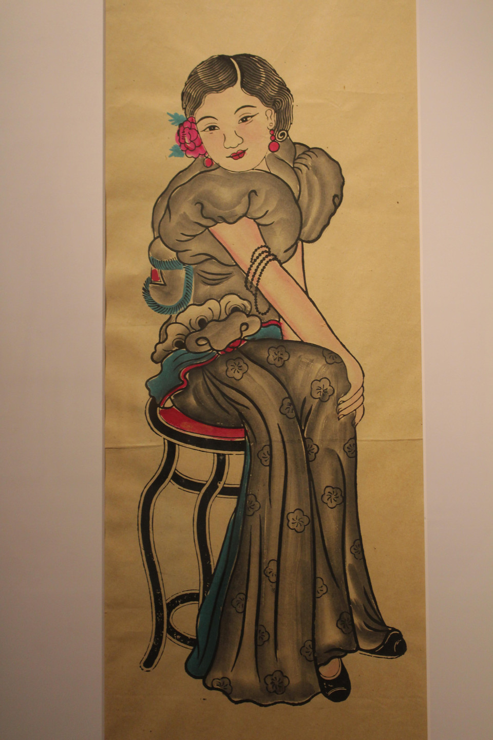 Đáng chú ý, bộ Tứ bình Tố nữ Đông Hồ miêu tả bốn cô gái tân thời, mặc đầm Tây, làm tóc phi-dê. Đây cũng là một phiên bản Tố nữ mà chưa nhiều người biết tới trước đây. (Ảnh: Minh Anh/Vietnam+)