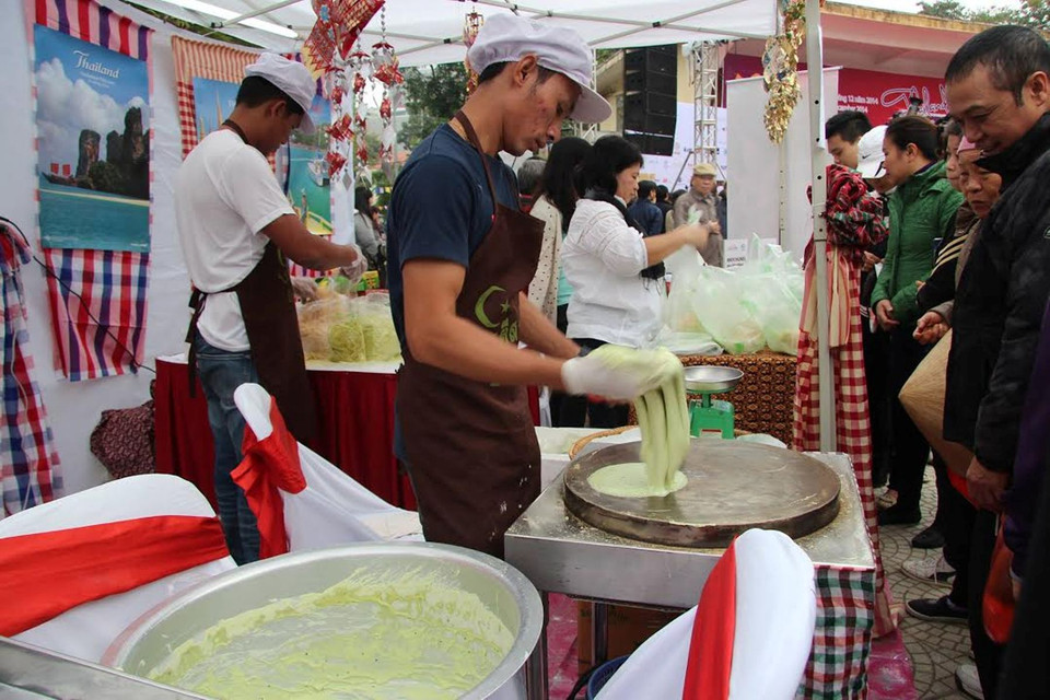 Nhiền món ăn đặc trưng của Thái Lan được chế biến trực tiếp tại ngày hội (Ảnh: Nhật Linh/Vietnam+)