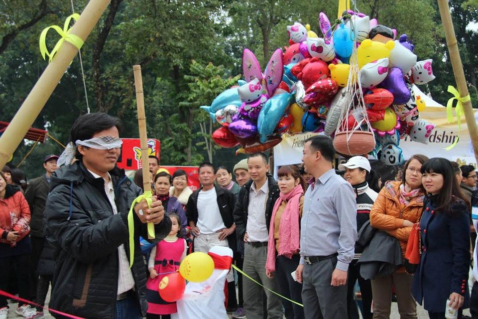 Trò đập niêu thu hút đông đảo khách tham quan (Ảnh: Nhật Linh/Vietnam+)