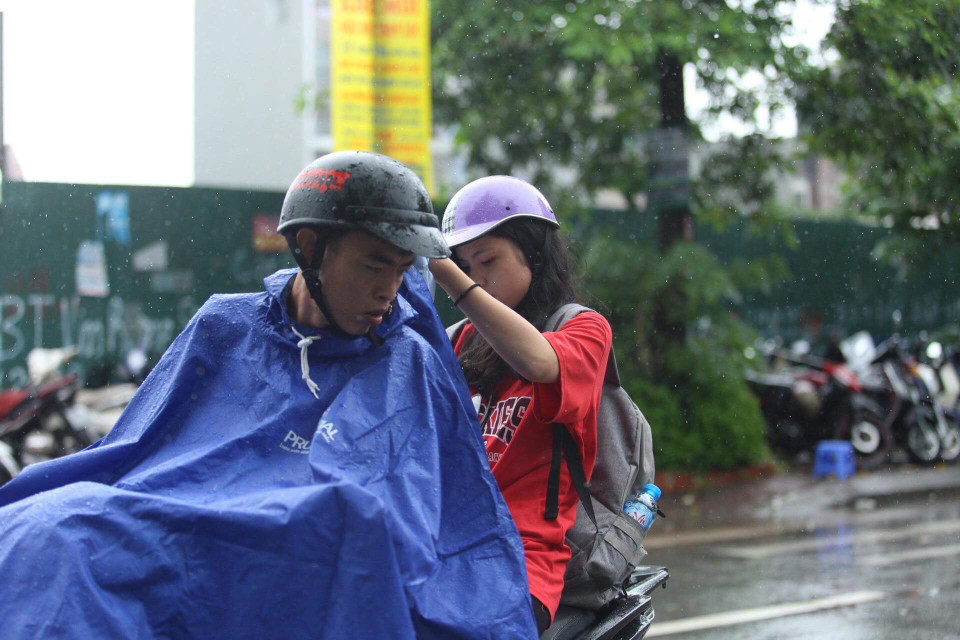 Thí sinh vội vã rời trường thi. (Ảnh: Sơn Bách/Vietnam+)