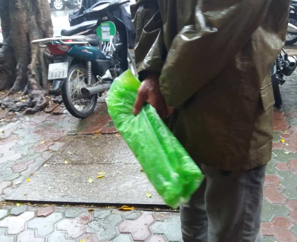 ...và mang sẵn áo mưa cho con.(Ảnh: PM/Vietnam+)