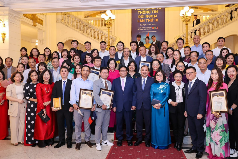 Thủ tướng Chính phủ Phạm Minh Chính chụp ảnh kỷ niệm với các tác giả đoạt giải. (Ảnh: Nhật Bắc/Vietnam+)