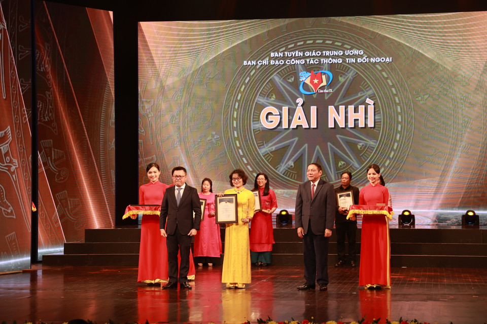 Báo Việt Nam News nhận Giải Nhì cho tác phẩm “Kỷ niệm 50 năm ngoại giao Việt Nam và các nước” (tiếng Anh) của nhóm tác giả Nguyễn Lê Hương, Trần Thị Thu Vân... (Ảnh: Minh Anh/Vietnam+)