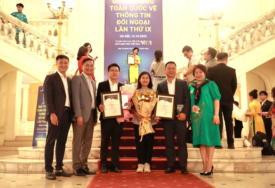 Lãnh đạo Báo VietnamPlus cùng đại diện các nhóm tác giả đoạt giải. (Ảnh: Minh Anh/Vietnam+)