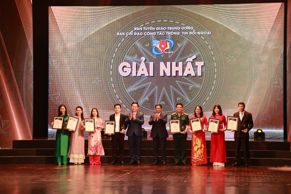 Giải thưởng năm nay trao tổng cộng 110 tác phẩm, sản phẩm xuất sắc gồm: 8 giải Nhất, 22 giải Nhì, 30 giải Ba và 50 giải Khuyến khích. Riêng Thông tấn xã Việt Nam giành 19 giải thưởng bao gồm 4 Giải Nhất, 5 Giải Nhì, 4 Giải Ba, 6 Giải Khuyến khích cho Báo Điện tử VietnamPlus, Báo Le Courrier du Vietnam (báo đối ngoại tiếng Pháp), Báo Việt Nam News, Ban Biên tập Tin Đối ngoại, Ban Biên tập Ảnh, Ban Biên tập Tin Thế giới, Nhà xuất bản Thông tấn... (Ảnh: Minh Anh/Vietnam+)