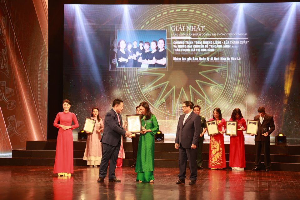 Đại diện nhóm tác giả từ Ban Quản lý Di tích Nhà tù Hỏa Lò nhận giải với Chương trình ''Đêm thiêng liêng - Lửa Thanh xuân'' và trưng bày chuyên đề ''Khoảng lặng-Trân trọng giá trị hòa bình.'' (Ảnh: Minh Anh/Vietnam+)
