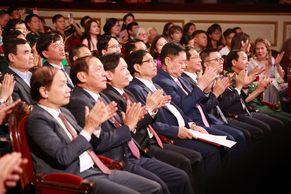 Đến dự có Thủ tướng Chính phủ Phạm Minh Chính; ông Nguyễn Trọng Nghĩa, Bí thư Trung ương Đảng, Trưởng Ban Tuyên giáo Trung ương, Trưởng Ban Chỉ đạo Công tác thông tin đối ngoại; các Ủy viên Trung ương Đảng, Ủy viên dự khuyết Trung ương Đảng, lãnh đạo các bộ, ban, ngành Trung ương và địa phương, lãnh đạo các cơ quan báo chí, xuất bản cùng các tác giả đoạt giải. (Ảnh: Minh Anh/Vietnam+)