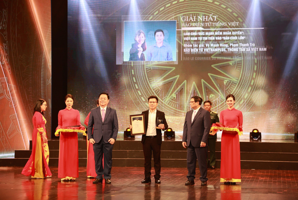 Trong số đó, Báo Điện tử VietnamPlus đoạt 1 Giải Nhất và 1 Giải Nhì. Giải Nhất dành cho tác phẩm ''Làm chủ ‘sức mạnh mềm nhân quyền’: Việt Nam tự tin tiến vào ‘sân chơi lớn’!'' của tác giả Võ Mạnh Hùng và Thanh Trà. (Ảnh: Minh Anh/Vietnam+)