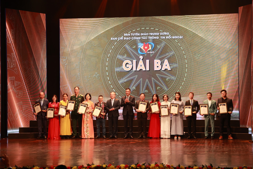 Các tác giả, đại diện tác giả giành Giải Ba tại Giải thưởng Toàn quốc về Thông tin Đối ngoại năm nay. (Ảnh: Minh Anh/Vietnam+)