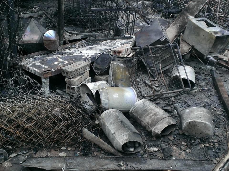 Ngọn lửa đã thiêu rụi nhiều hàng hóa (Ảnh: PV/Vietnam+)