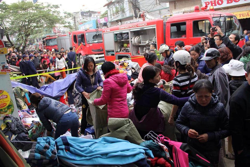 Khung cảnh hỗn loạn tại khu vực chợ Nhật Tân (Ảnh: PV/Vietnam+)