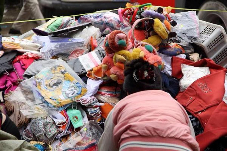 Số ít hàng hóa còn sót lại (Ảnh: PV/Vietnam+)