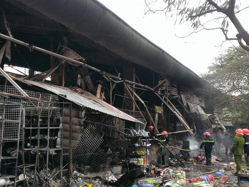 Mặc dù các chiến sỹ cảnh sát phòng cháy chữa cháy nỗ lực dập lửa nhưng toàn bộ khu vực trung tâm chợ đã bị thiêu rụi hoàn toàn (Ảnh: PV/Vietnam+)