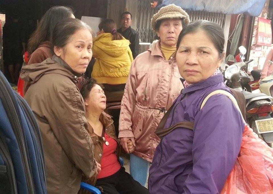 Gương mặt thất thần của tiểu thương chợ Nhật Tân (Ảnh: PV/Vietnam+)