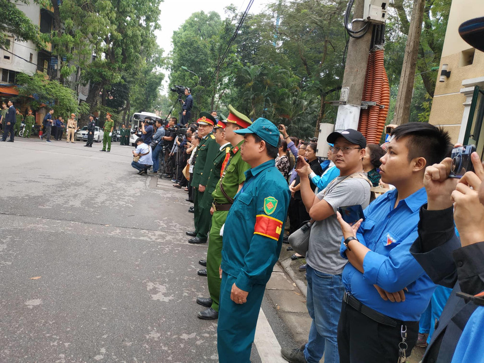 Rất đông người dân đã đứng đợi bên đường để tiễn biện Đại tướng Lê Đức Anh. (Ảnh: PV/Vietnam+)