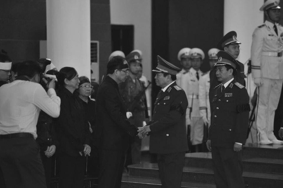 Các đại biểu chia buồn cùng gia đình nguyên Chủ tịch nước Lê Đức Anh. (Ảnh: Minh Sơn/Vietnam+)