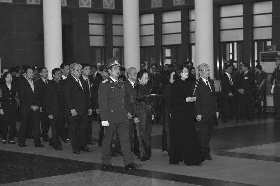 Phó chủ tịch nước Đặng Thị Ngọc Thịnh dẫn đầu đoàn đại biểu Phủ Chủ tịch viếng nguyên Chủ tịch nước Lê Đức Anh. (Ảnh: Minh Sơn/Vietnam+)