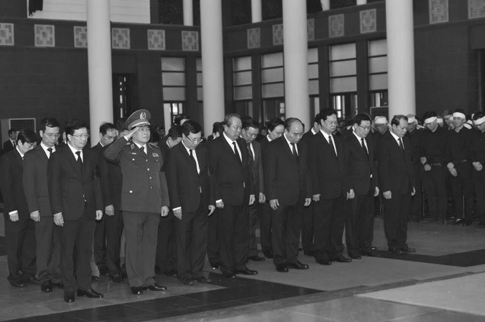 Thủ tướng Nguyễn Xuân Phúc cùng các đoàn đại biểu Chính phủ thành kính trước linh cữu nguyên Chủ tịch nước Lê Đức Anh. (Ảnh: Minh Sơn/Vietnam+)