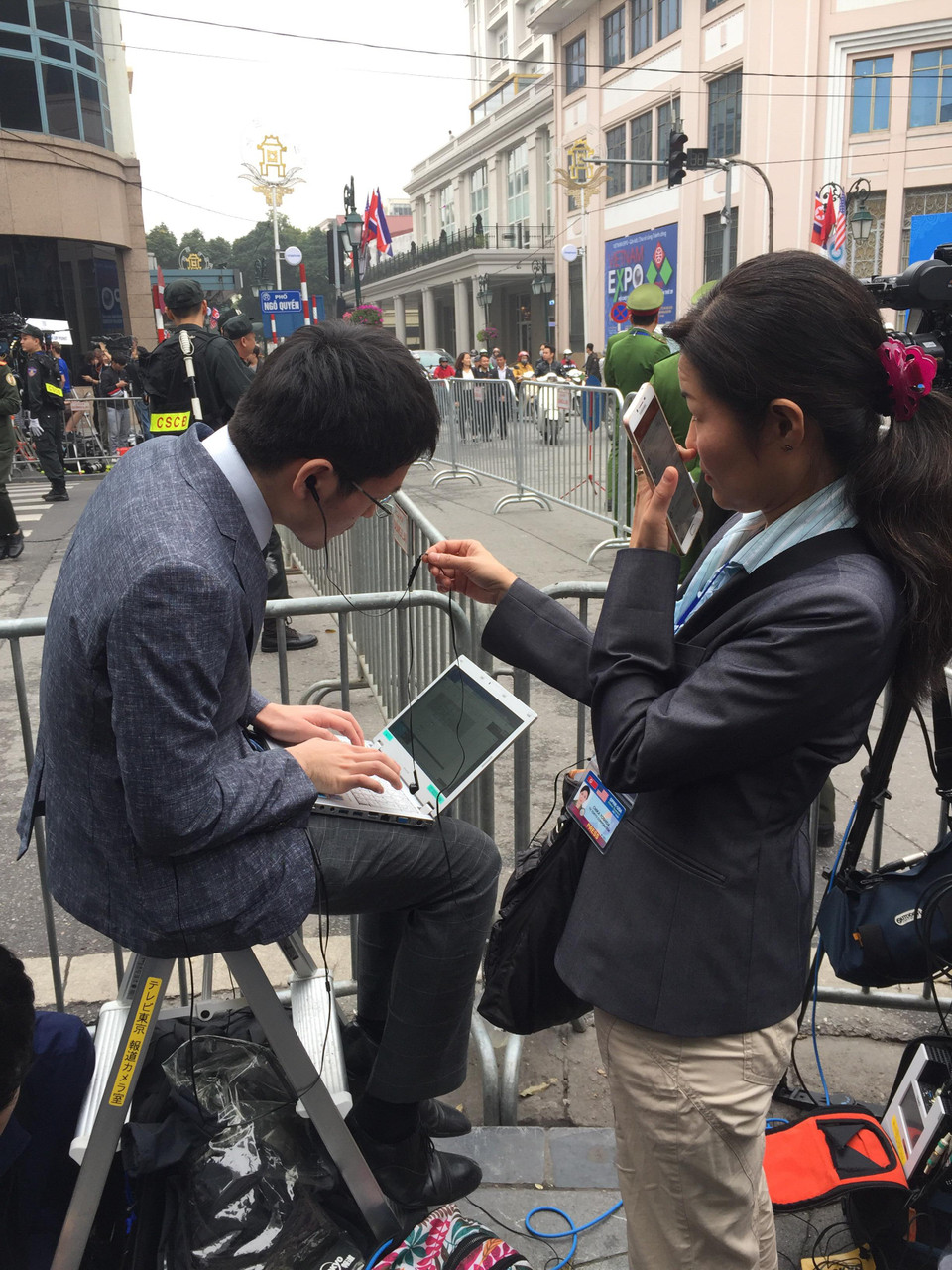 Nhanh chóng làm tin chuyển về tòa soạn. (Ảnh: PV/Vietnam+)